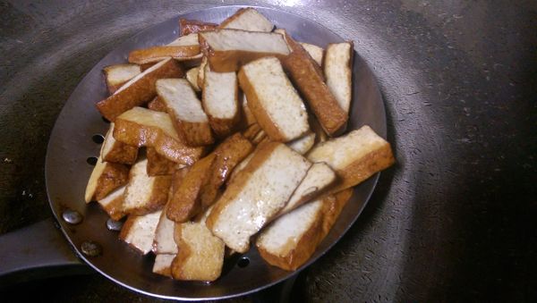 豆干煎(或炸)至稍微金黃撈起備用