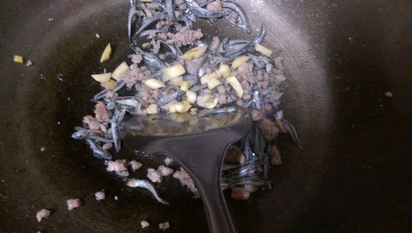 原鍋  下蒜頭爆香   再下丁香稍微煸乾