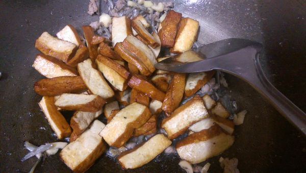 下辣椒及豆干.....下去一起炒