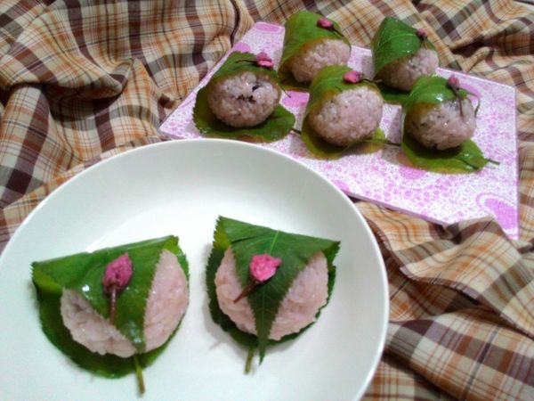 包好的糰子，用櫻葉包好，並放上櫻花點綴，就是賞櫻的應景點心：櫻餅