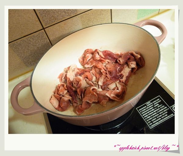 將牛肉片下鍋炒至微微變色後撈起備用