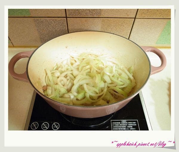 將洋蔥切絲，下鍋拌炒至透明狀