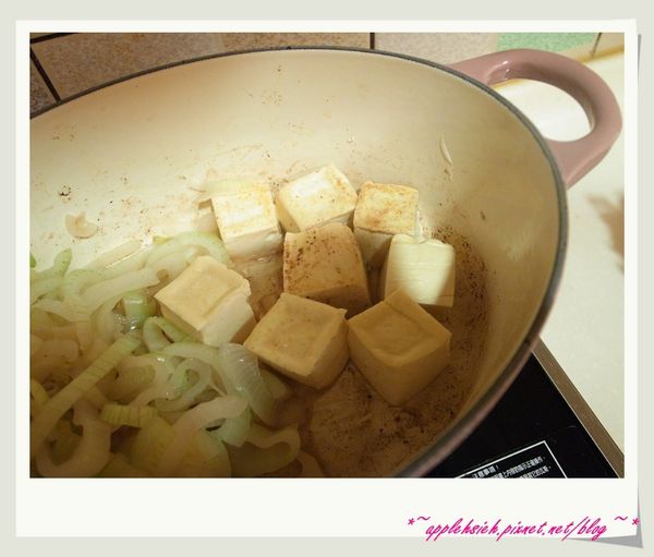 板豆腐切小塊，放入鍋中煎至表面微微上色後撈起備用
