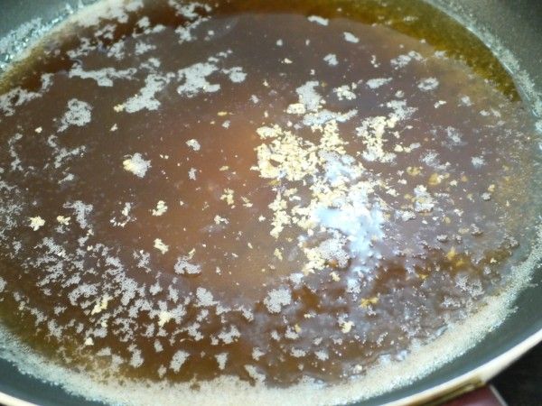 取一鍋，放約1/3的水後，加入所有調味料與模碎的薑煮滾備用 (薑磨碎後味道更加強烈，

  如果懶的磨碎，切片/絲，或是一大塊敲破放進去也可)