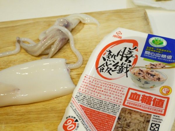 花枝去皮，拿出裡面的軟骨，內臟與觸鬚

 (這部分可以請魚販代勞)