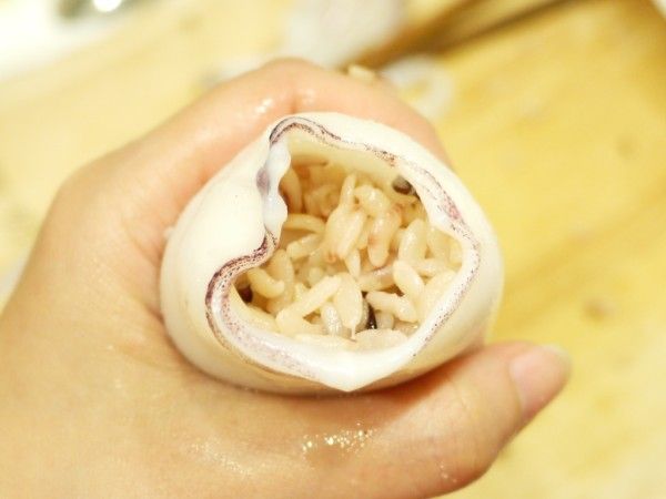 將膳纖熟飯塞入花枝內

 (因為這個飯已經是熟的了，所以可以盡量塞滿。

  且也要盡量塞滿，切的時後才不會散開。

  如果是用生糯米的話，請塞8分滿就好，因為米熟會漲大)
(另外，用生米的話，可用醬汁先浸泡1小時使之入味)