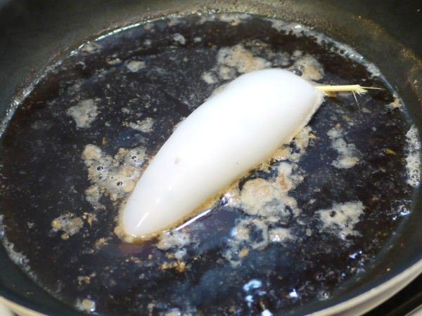 封口用牙籤封住後，入醬汁鍋裡煮約20分鐘