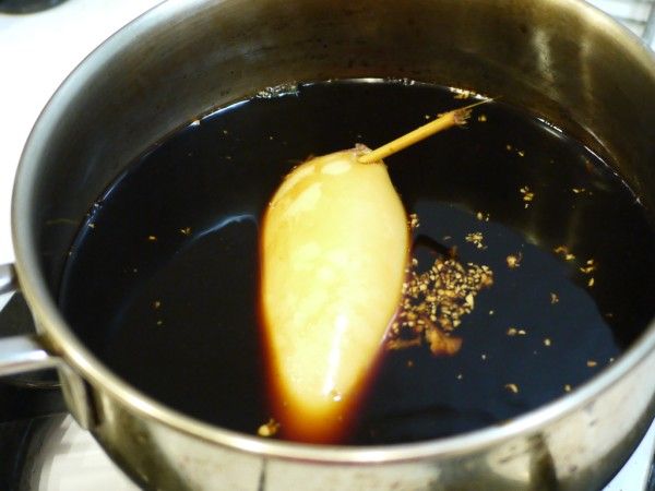 20分鐘後，熄火。讓煮好的イカ飯泡在醬汁裡自然放涼

 (圖裡兩個鍋子不一樣是因為花枝受熱後縮小了，

  所以我把它換到小湯鍋裡煮，這樣比較能讓醬汁淹過。

  上色比較能夠均勻)