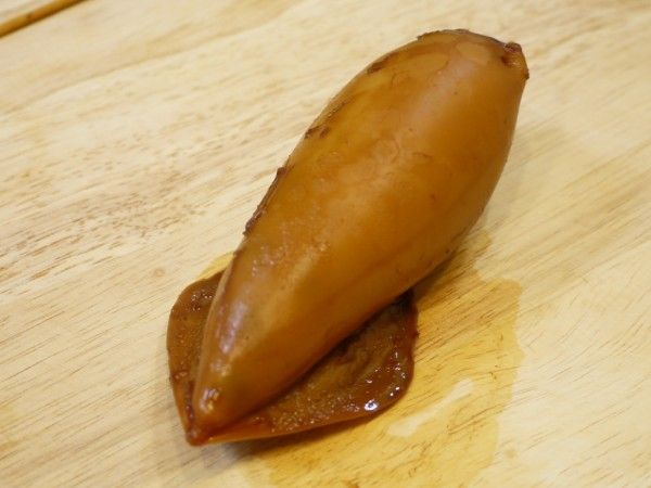 約1小時，イカ飯溫度降低後，即可拿出來切片。(本來擔心沒有糯米會不夠黏，怕切開會散掉的情形並沒有發生。因為膳纖熟飯裡添加了寡糖增加黏性。如果發生了的話，就不會有這篇食譜產生了...)