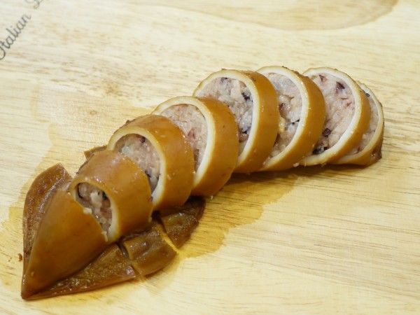 最後即可盛盤上桌。吃的時候如果覺得裡面的米飯味道不夠，再淋點醬汁在飯上即可。