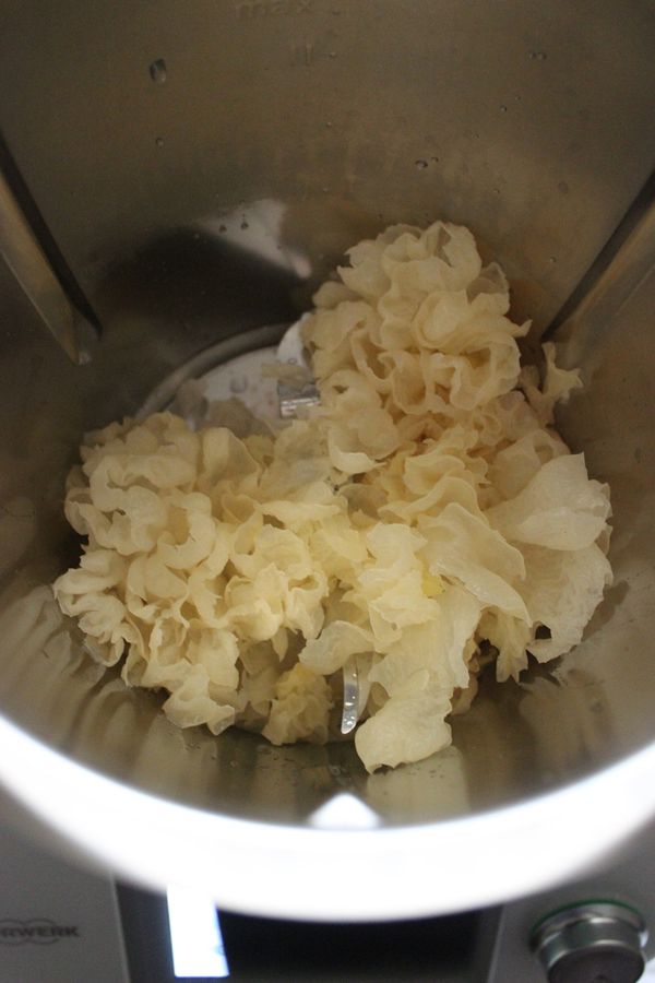 事前準備
木耳泡發後放入處理機攪打