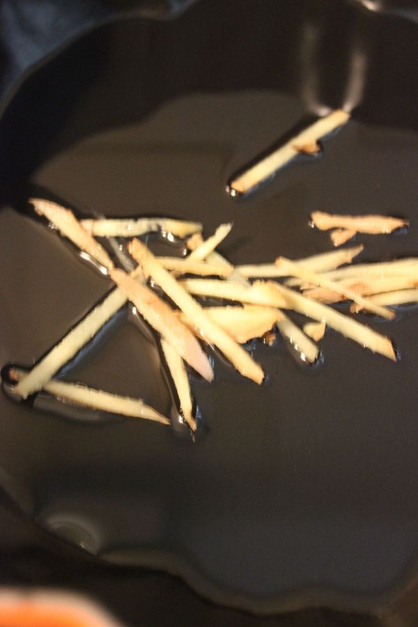 開始料理
鍋中放適量油,下薑絲爆香