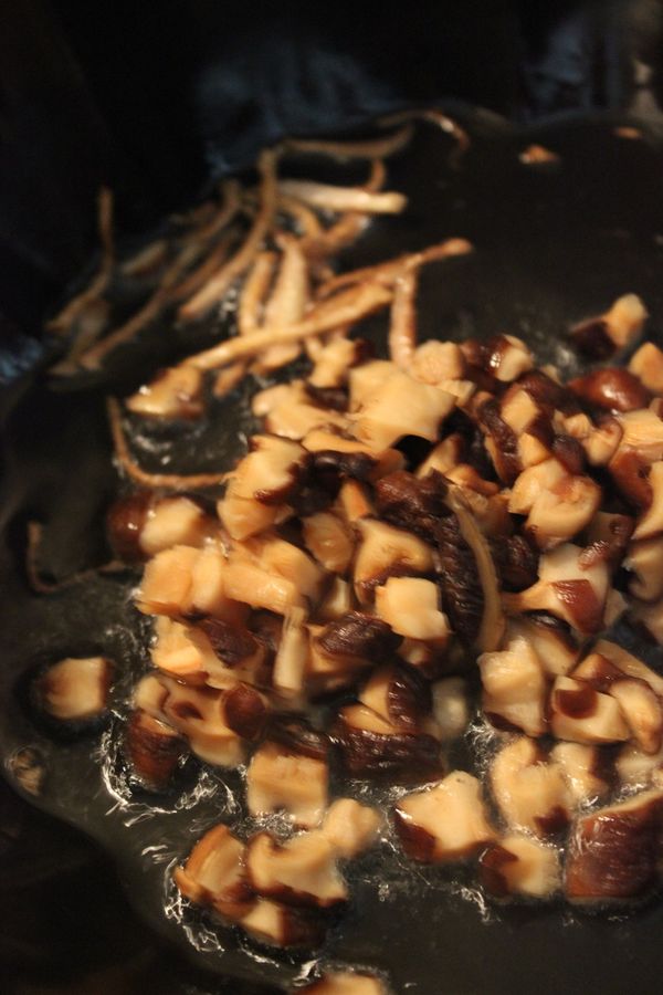 接著下香菇,爆香