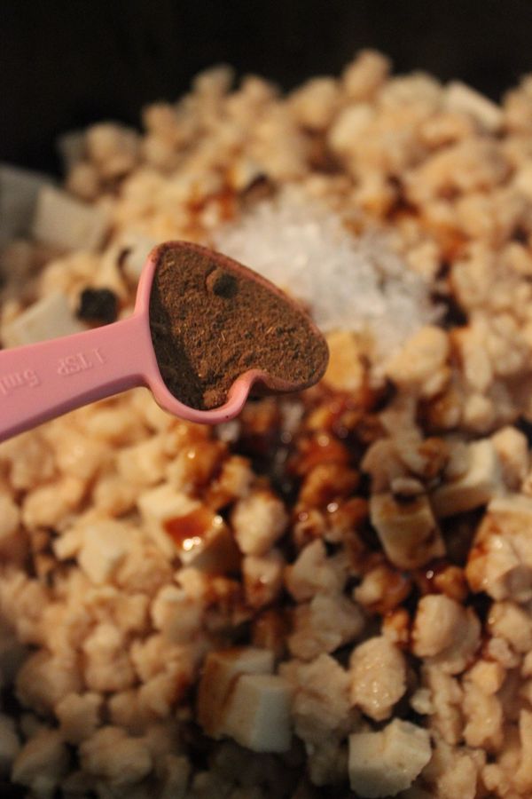 下一大匙蔭油膏,一小匙五香粉,一大匙冰糖同炒香