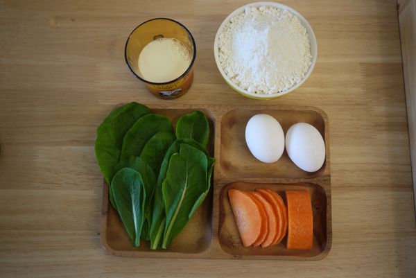 請選擇糖度低且沒有泡打粉的鬆餅粉當作基本材料，同時將小松菜燙熟、紅蘿蔔切片蒸熟