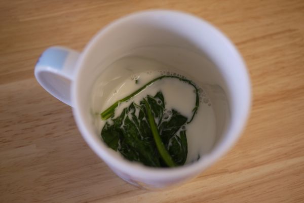 30g小松菜＋50ml 牛奶，使用攪拌棒打泥；
30g紅蘿蔔＋50ml 牛奶，使用攪拌棒打泥。