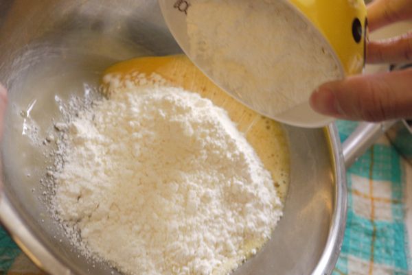 將200g的鬆餅粉倒入2個已經打發的全蛋，拌勻。