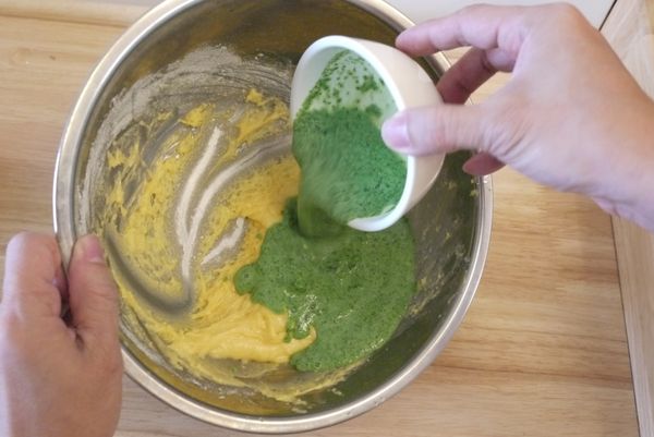 取出一半的鬆餅糰，加入小松菜泥，拌勻；
取出另一半鬆餅糰，加入紅蘿蔔泥，拌勻。
這就是兩缸不同口味的鬆餅糊啦