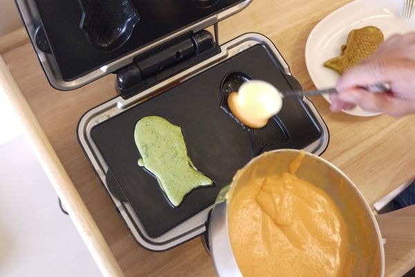 鬆餅機要先用刷子抹上微量的奶油，並預熱。
然後，將兩款不同口味的鬆餅糊倒入鬆餅機中。