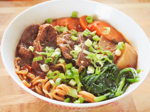 可加入蔥花，酸菜，燙青菜，滷蛋