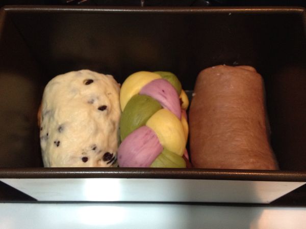 分別放入模子裡，放入烤箱中發酵。