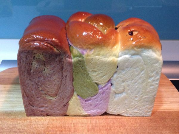 出爐後，在上面刷上一層奶油，放涼後就可以享用了。