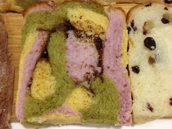 辮子的斷面秀，我有再多包入巧克力醬，漂亮又好吃喔！