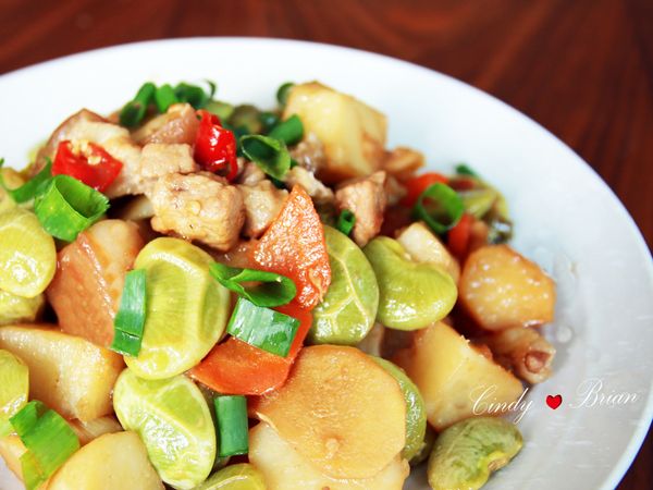 加入調味料煮滾後，轉小火悶煮至熟(約20分鐘)，即可上桌