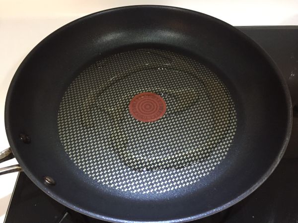 在平底鍋中加入適量的油，中火熱鍋
由於餃子是冷凍的，毋須等油鍋全熱
就可先將冷凍餃子慢慢放入鍋中。