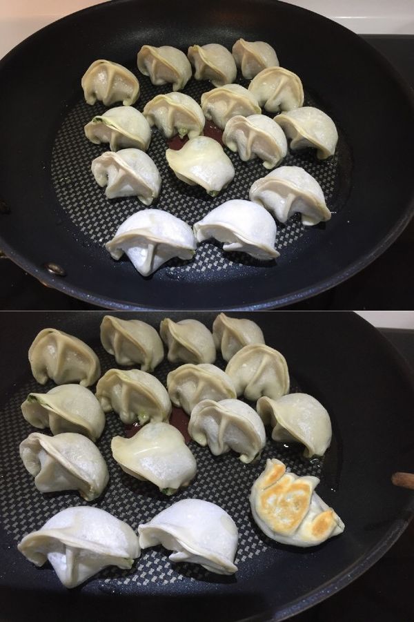 將冷凍水餃擺放進平底鍋中，以中火慢煎
煎至冷凍餃子底面稍稍呈現金黃色，即可翻面。