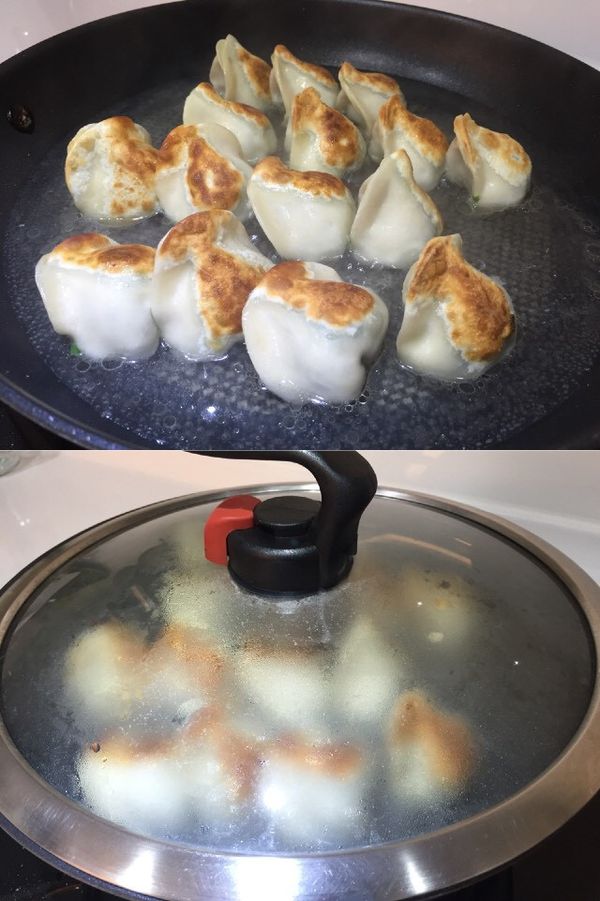 倒入1/3至1/2餃子高度的水，並蓋上鍋蓋悶煮約15分鐘。（視冷凍餃子皮的厚薄以及水餃的大小顆 所需時間有所不同）
（悶煮同時可準備麵粉水）