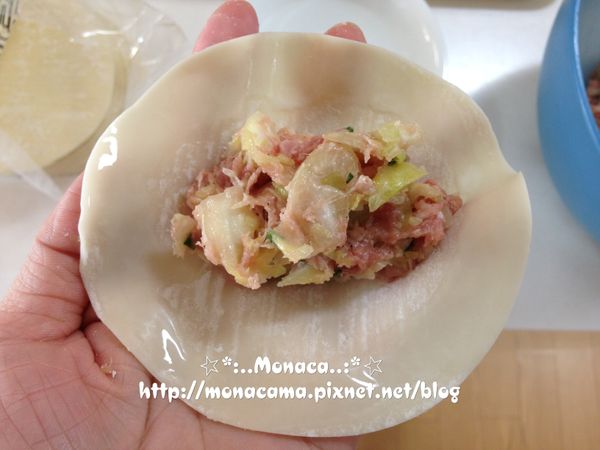 接著準備一碗開水跟托盤，肉餡放上餃皮上後，用水沾濕皮緣，開始包餃子，我的方法是固定住中心點後，以中心點為基準，往右向內折壓靠外的餃皮皮緣，依序折個2~3折再換另一邊，包好向自己的方向稍微內凹整理一下再放上拖盤。