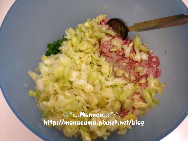 接著準備其他食材，除了水餃皮以外的材料都放入大盆中，再加入脫水好的高麗菜末一起攪和，攪拌摔打至肉餡出筋有黏性。