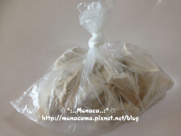 小叮嚀:
1.餛飩皮跟餃子皮的材料製作方法都ㄧ樣，只是厚薄不一樣，用不完的餃皮桿ㄧ桿桿薄點就變餛飩皮了。