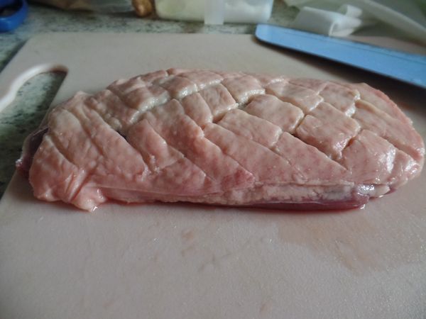 鴨胸退冰 要煎前放室溫10分~
畫格紋 (以不要切到看見肉，皮畫刀)
"這時候可以調味，比較入味"
鹽適量+黑胡椒適量~兩面醃