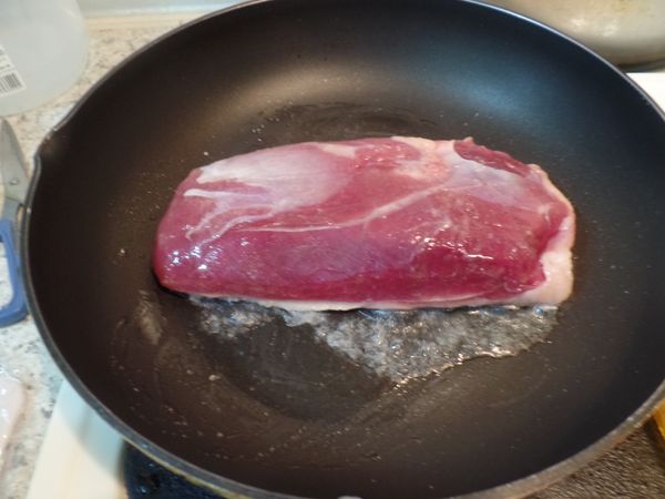 放一點點橄欖油~中小火皮面先煎大約5-6分
在轉中大火半分鐘上色(焦糖色)
翻面中大火煎2-3分
烤箱預熱180°c~