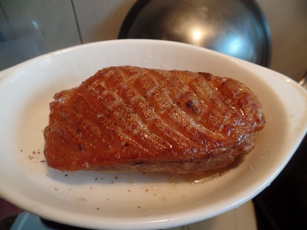 我是放入烤箱前才放鹽跟黑胡椒~
吃起來感覺比較原味
烤箱180°c烤10-15分鐘
拿出後放3-5分鐘再切~