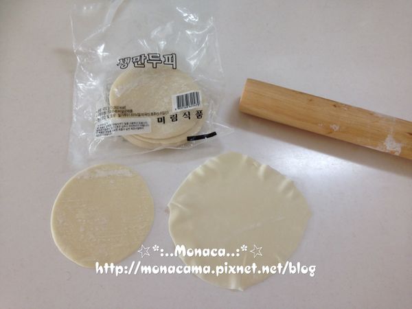 大水餃皮:23張
豬絞肉:300g
蔥花:30g
薑末:1/2大匙
鹽:1/2小匙(約3g)
胡椒粉:1/2大匙
太白粉:1/2大匙
醬油:1大匙(15g)
麻油:1/2大匙
酒:1/2大匙
水:2大匙
，有餛飩皮就用餛飩皮，我用的是剩的水餃皮，水餃皮比較厚所以要再桿薄一點，桿薄後排整齊從中間對切。