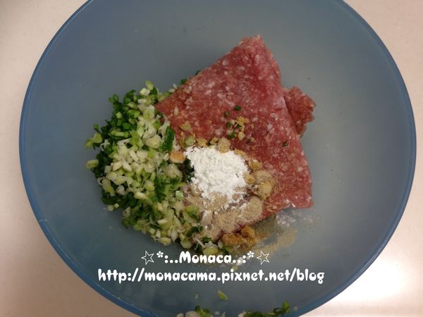 接著準備其他食材，除餛飩皮以外的材料都放入大盆中，攪拌摔打至肉餡出筋有黏性，這個內餡是水餡有加水跟太白粉會比較滑嫩。
