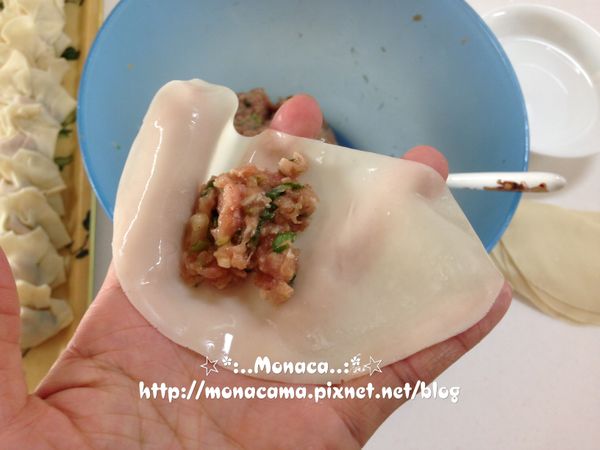 接著準備一碗開水跟托盤，肉餡放上餛飩皮後，把皮緣封緊捏在ㄧ起就行了，如果皮比較乾就用水沾濕皮緣。