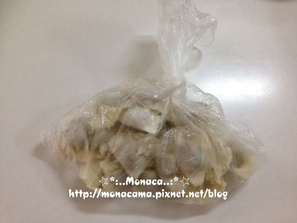 小叮嚀:
1.誠心的建議如果家裡沒有製麵機的話，買市售的餛飩皮或者水餃皮來桿會比自製餛飩皮來得輕鬆省力很多。