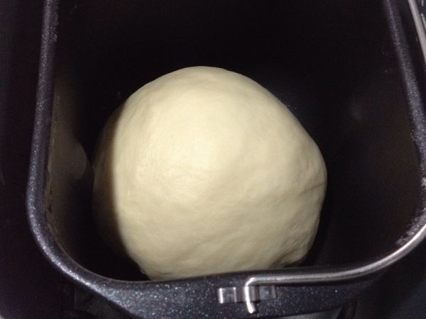 麵團材料除了奶油其他全部混合成團，揉勻後加入奶油繼續揉出薄膜。