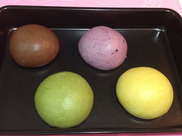 麵團揉好後，不用等發酵，直接把麵團平均分成四個，分別再揉出可可、抹茶、南瓜、紫薯口味的麵團，放烤箱發酵30分鐘。