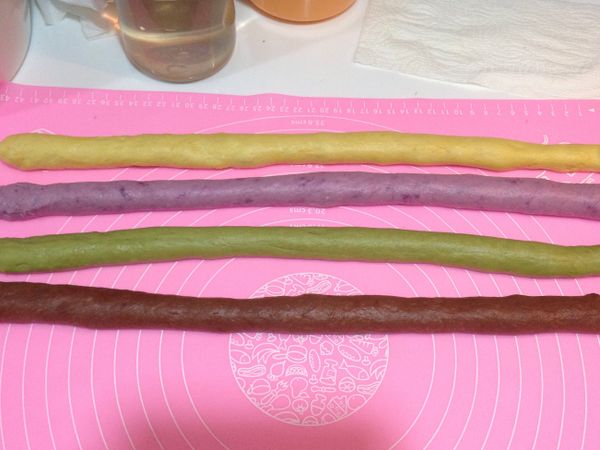 分別將四個麵團搓成長條狀。