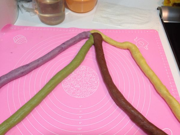像編辮子一樣排列，先由紫薯向右邊交叉編過去，再來是抹茶也向右邊交叉編過去，然後可可、南瓜也一樣向右邊交叉編過去。
