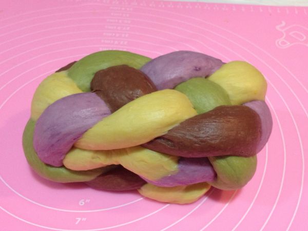 編好後，將兩邊尾巴收進去。