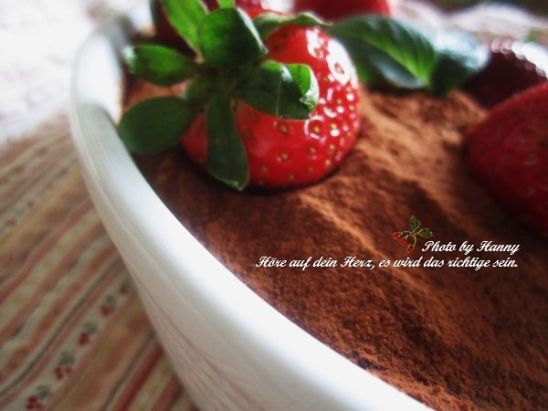 收尾:最後一層以軟乳酪收尾,然後灑上一層可可粉,並用草莓作為裝飾!