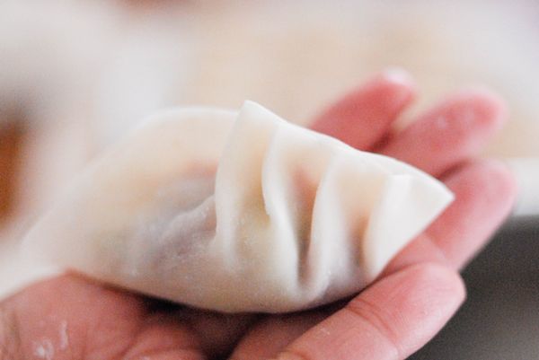 其中一邊先摺3-4摺，再摺另一邊，一共摺6-8摺