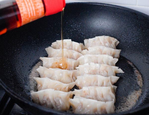 打開蓋，水會蒸發一半以上，下香油，用中火繼續煎