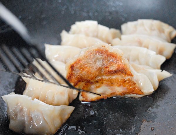 煎至餃子皮底部呈金黃脆底即成～